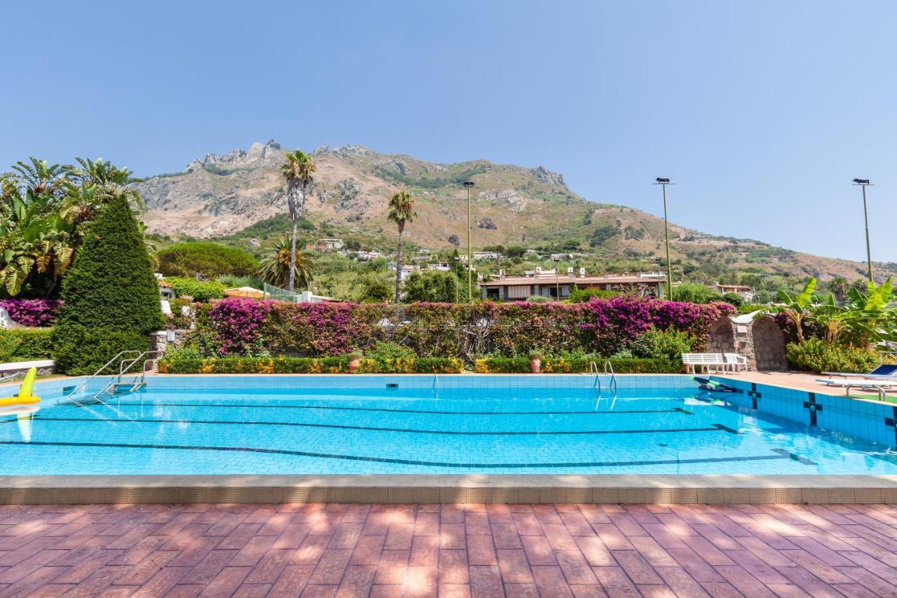 Villetta Con Giardino Esclusivo Di 1000 Mq, Piscina, Tennis, Calcio, Bocce Форио Экстерьер фото
