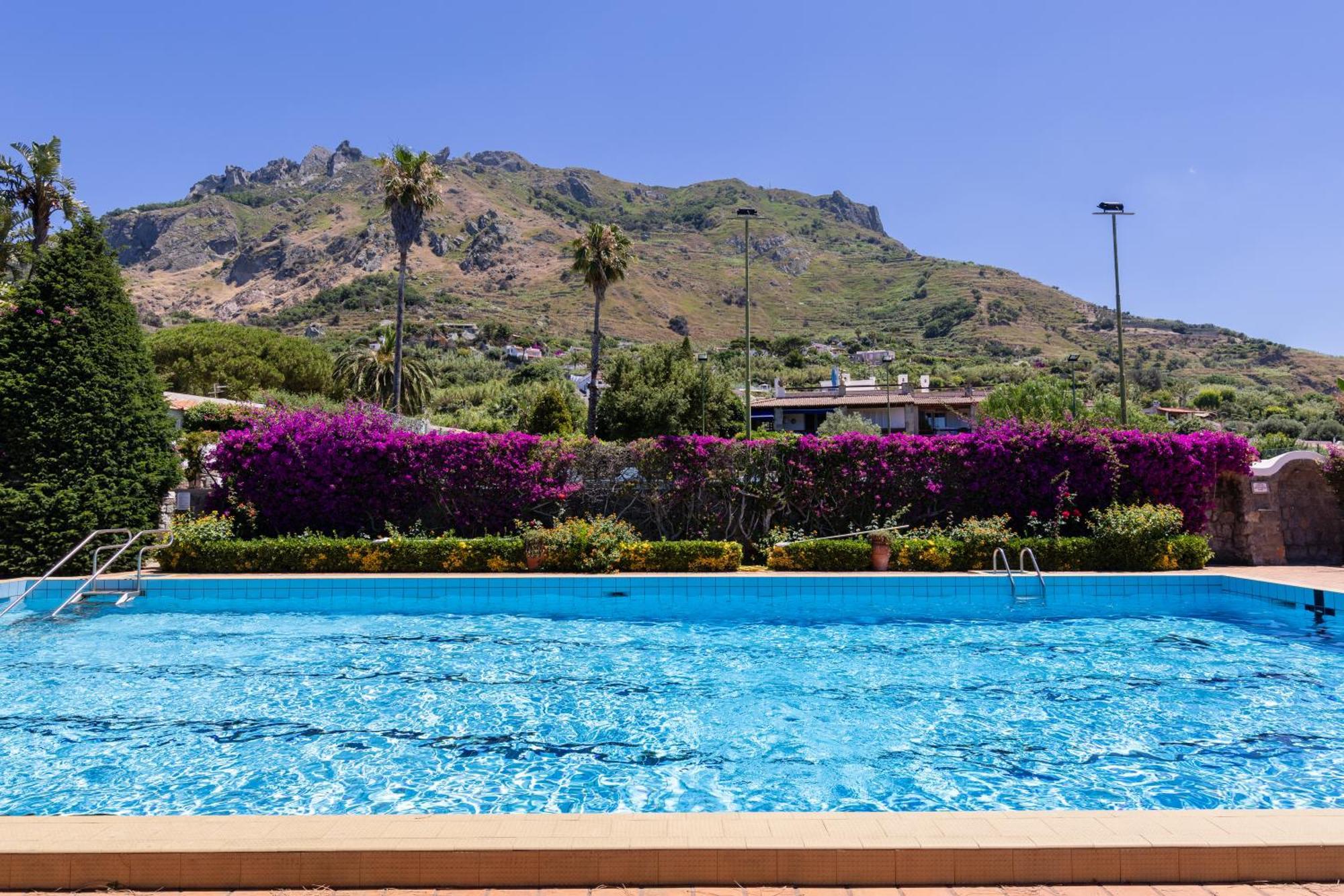 Villetta Con Giardino Esclusivo Di 1000 Mq, Piscina, Tennis, Calcio, Bocce Форио Экстерьер фото